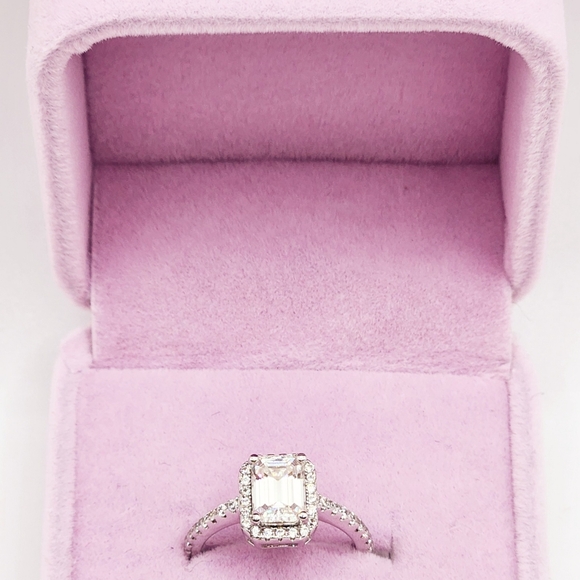 1 carat emerald shaped moissanite halo band - Picture 5 of 10